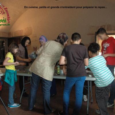 En cuisine, petits et grands s'entraident pour préparer le repas...