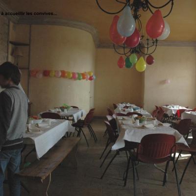 La salle est prête à accueillir les convives...