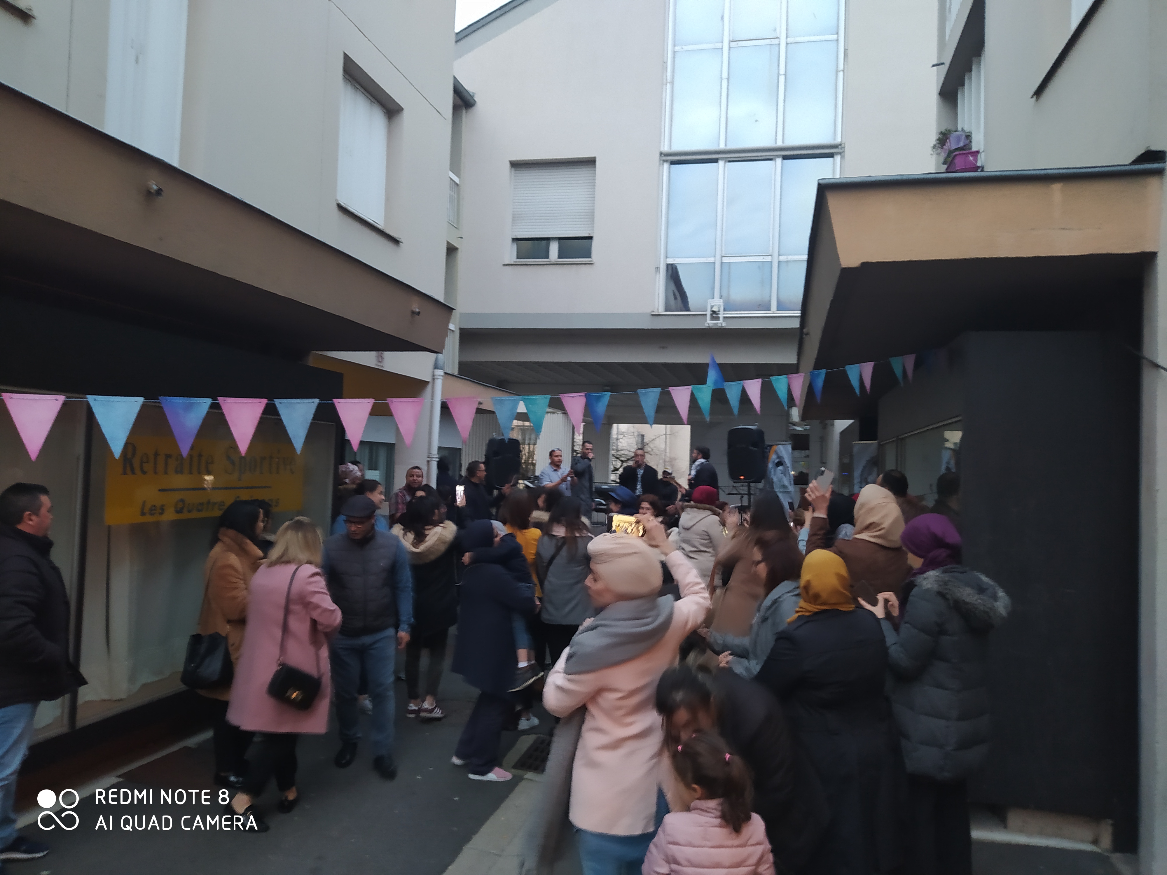 Belle ambiance dans la rue des coquelicots