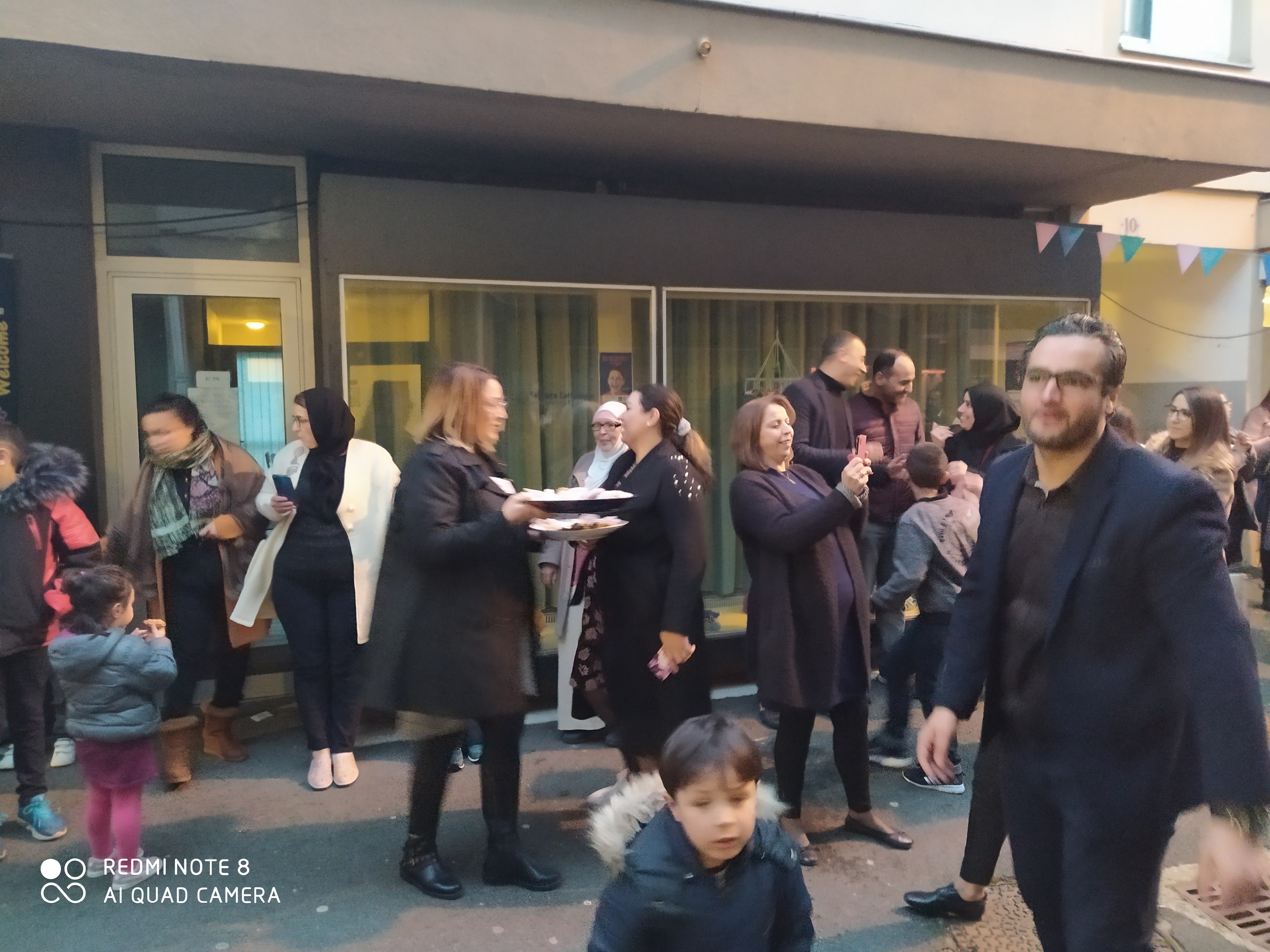 Belle ambiance dans la rue des coquelicots